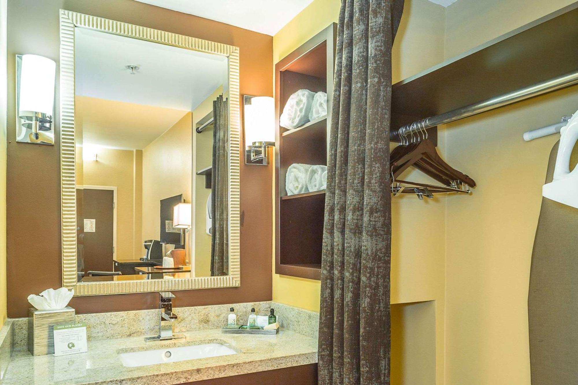 Inn At The Peachtrees, Ascend Hotel Collection Атланта Экстерьер фото