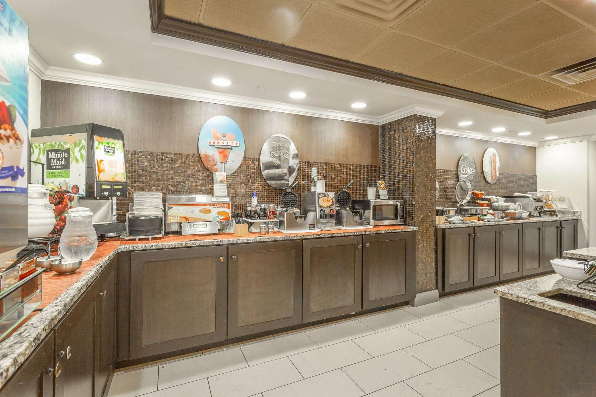 Inn At The Peachtrees, Ascend Hotel Collection Атланта Экстерьер фото