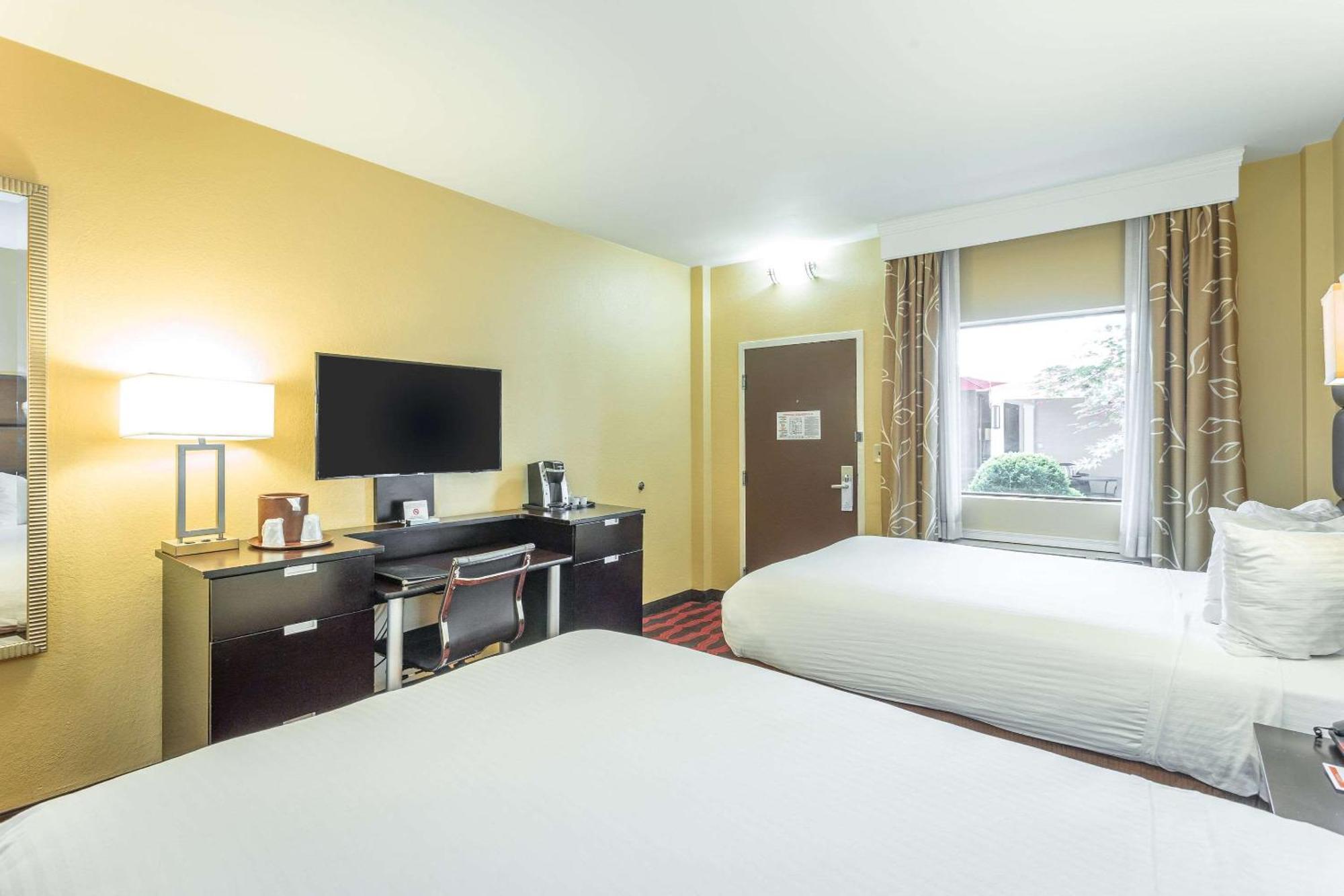 Inn At The Peachtrees, Ascend Hotel Collection Атланта Экстерьер фото