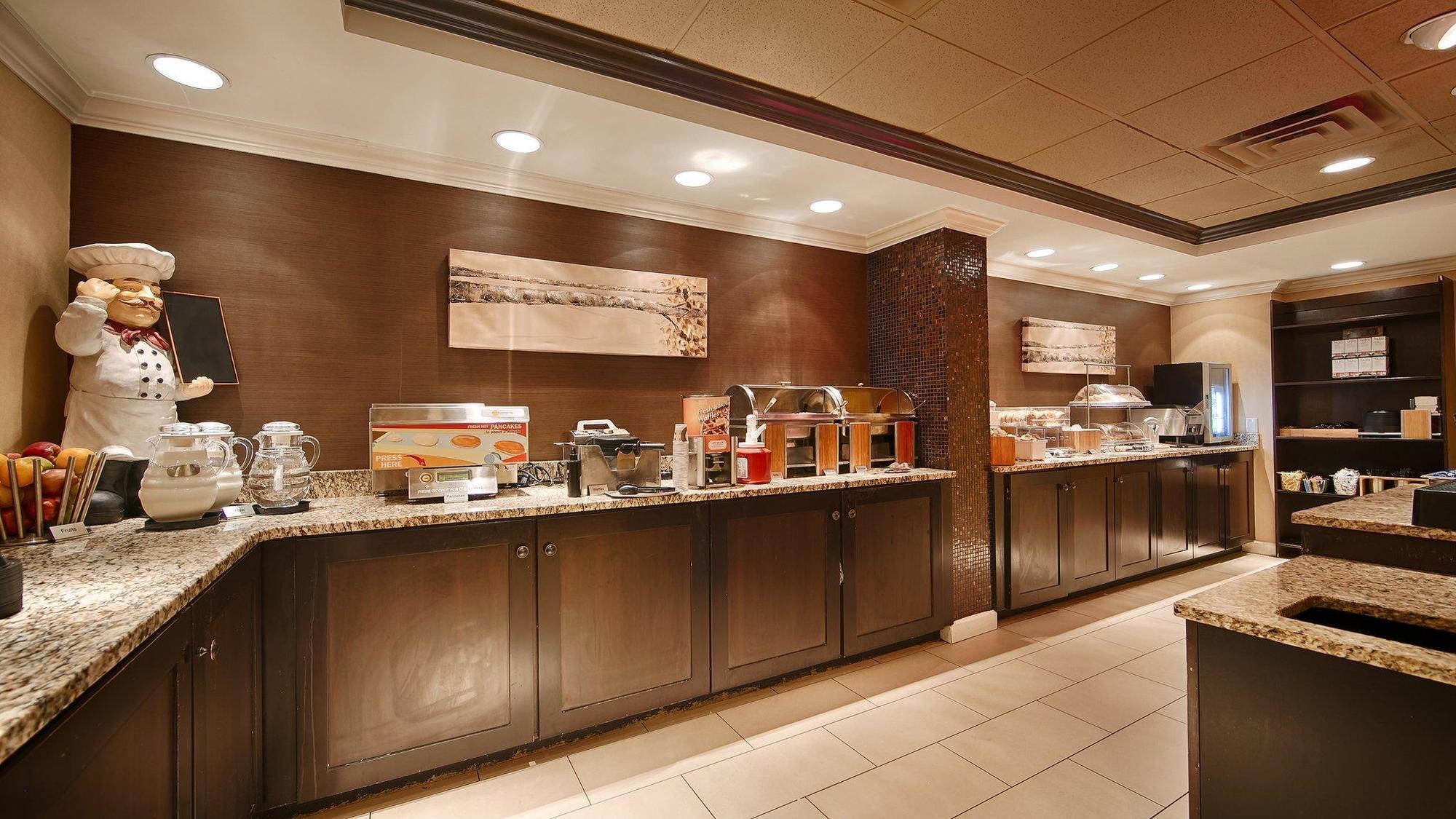 Inn At The Peachtrees, Ascend Hotel Collection Атланта Экстерьер фото